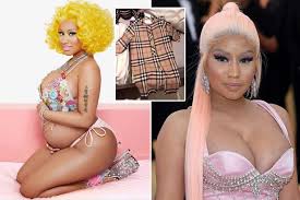 Nicki minaj (born onika maraj on december 8, 1984) is a rapper known for her brightly colored wigs and ensembles whose style ranges from a girlish voice to a guttural growl. Schwanger Nicki Minaj Fallt Grossen Hauch Uber Ihre Baby S Sex Mit Designer Kleidung Aktuelle Boulevard Nachrichten Und Fotogalerien Zu Stars Sternchen