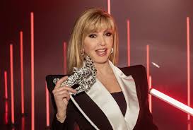 Ed è caterina balivo, la giurata ad averlo riconosciuto. Il Cantante Mascherato 2021 Con Milly Carlucci Due Nuovi Giudici