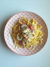 Preparazione del ragù di carne per condire gli spaghetti alla chitarra. Spaghetti Alla Chitarra Con Sugo Di Pesce Cookthelook