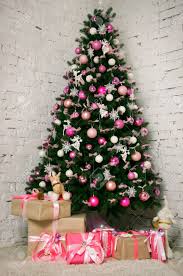 Gran Arbol De Navidad Bellamente Decorado Con Adornos De Color Rosa Cintas Copos De Nieve Y U In 2020 Diy Christmas Tree Ornaments Christmas Diy Diy Christmas Tree