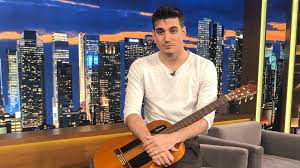 Η τεταμένη σχέση ενός πατέρα με τον γιο του επιδεινώνεται μετά τον χαμό της συζύγου. Giwrgos Kakosaios O Pateras Moy Agxw8hke Otan Eipa Oti 8a Ginw Tragoydisths Video Patrastimes Gr