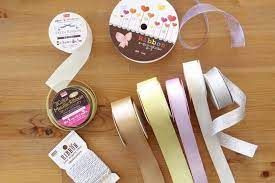 100均リボンで出来る キラキラ輝くリボンガーランドでparty mamagirl ママガール 誕生日 飾り付け 100均 パーティー 飾り付け 手作り 飾り付け 手作り