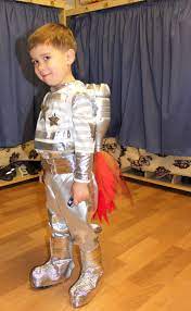 See more ideas about jelmez, farsangi jelmez, jelmezötletek. Anett S Raketaember Jelmez Keszitese Farsangra Diy Kisfiu Jelmez