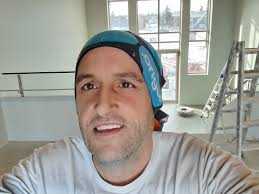 Good morning, I'm looking for work in the painting and plastering area. I  live in Keflavik and have Kenitala. I've been working in this field for  many years and in several countries.