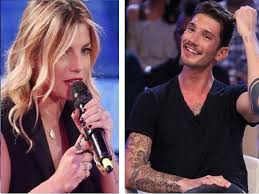 La storia continua fra alti e bassi, ma naufraga quando lui, sempre nello show, conosce giulia pauselli. Amici 2017 Anticipazioni Lite Emma Marrone E Stefano De Martino Durante La Registrazione Dell Ottava Puntata Gelo In Studio Super Guida Tv