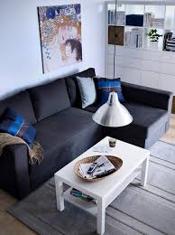 فى غرفة المعيشة ممكن نستخدم الكنب و الفوتيهات او الكراسي اللى ظهرها قصير لانها تعطى احساس با Ikea Living Room Ikea Living Room Furniture Grey Couch Living Room