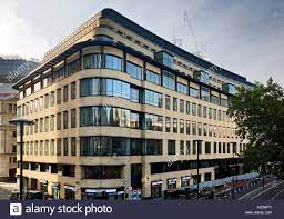 He joined deutsche bank in 2004 after working at mckinsey & company in the firm's london and milan offices, focusing on strategic assignments mainly. Deutsche Bank London Hauptsitz Bei Winchester House London Wall A Stockfotografie Alamy