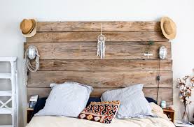 Sobres ou 100% déco, en bois, ou en couleurs, ces têtes de lit pourraient bois flotté, bois blanc ou bois massif, c'est une matière pleine de ressources pour concevoir un meuble déco. Tete De Lit En Bois 5 Idees Inspirantes Le Blog Carresol
