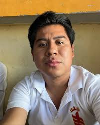 Vi una luz en tus ojitos Esos que a mí me miraron De una forma tan sensual  No recuerdo casi nada Solo que me perdí en ellos Y nada volvió a ser