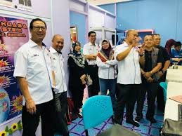 Tas mangga buah dan lebih dari 10 tandan buah pisang transportasi unladen pasokan untuk membawa ke sekolah hutan. Sekolah Luar Bandar Dapat Bantuan Pembelajaran Stem Dari Unimas Kuching Kampung Heritage