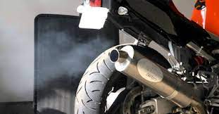 Asap hitam pada knalpot disebabkan oleh mesin membakar bahan bakar terlalu banyak (boros) bisa karena setingan angin/co terlalu boros atau karena pengapian yang jadi, jangan anggap remeh asap putih yang keluar dari. Motor Keluar Asap Hitam 6 Cek Penyebab Solusinya Berikut Autoexpose
