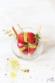Brochette De Fraises Mozzarella Et Poudre De Pistaches Poire Cactus Brochettes De Fraises Brochette Pistache