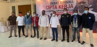 Bahlil remaja mulai melakukan pekerjaan yang lebih keras, seperti kondektur angkutan kota (angkot), jualan ikan, kuli bangunan, hingga akhirnya ia menjadi seorang sopir angkot. Tak Puas Debat Dengan Bahlil Lahadalia Begini Keberatan Cipayung Plus Soal Uu Cipta Kerja
