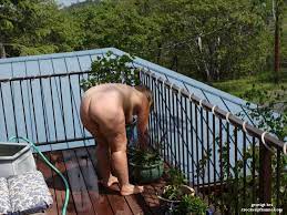 Alte Dame nackt im Garten - Oma Porno Foto