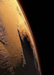 صورة عالية الجودة اخذت حديثا من قبل ناسا لجبل olympus mons على كوكب المريخ وارتفاعة يساوي ضعف ارتفاع جبل ايفرست space planets mars planet olympus mons