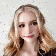 Melissa Luce's Instagram, Twitter & Facebook