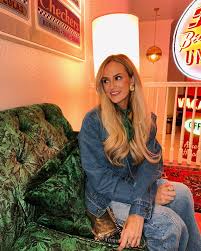 sang karaoke in her lobby, so i figured i'd practice for my future  interview with dolly (you can never be too prepared)