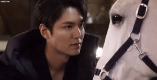 Lee Min Ho công khai nhìn Maximus như người yêu, chẳng lẽ Kim Go Eun có  "tiểu tam" là một con ngựa ở Quân Vương Bất Diệt?