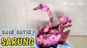 Pun, beberapa nama desainer besar pernah mengusung batik sebagai sebuah mode busana yang sukses menghantarkannya dilirik oleh pasar. Hantaran Bentuk Angsa Kain Sarung Batik Hantaran Pernikahan Kreasi Rc Youtube