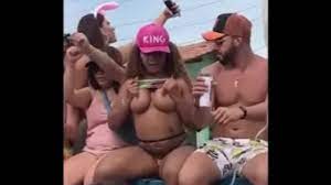 Peitos em público - XNXX.COM