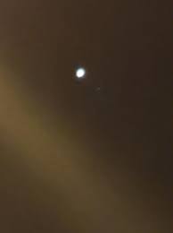 De nombreux français ont observé des points lumineux formant une sorte de traînée d'étoiles dans le ciel, le soir du 24 décembre. Dans Le Ciel De Joncreuil Un Phenomene Lumineux Qui Interroge
