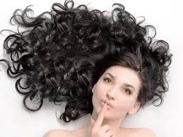Porta la testa in avanti e inizia asciugando completamente le radici: Come Fare I Capelli Ricci Ecomesifa It Scopri Come Fare