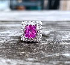 La bague en saphir signe l'amour intense et indestructible.craquez pour notre collection de bague en saphir, un bijou irrésistible, magique et intemporel. La Rosee Bague Ancienne En Or Blanc Saphir Rose De Ceylan Et Diamants Bijoux Anciens Paris E Shop De Bijoux Anciens Vintage De Luxe