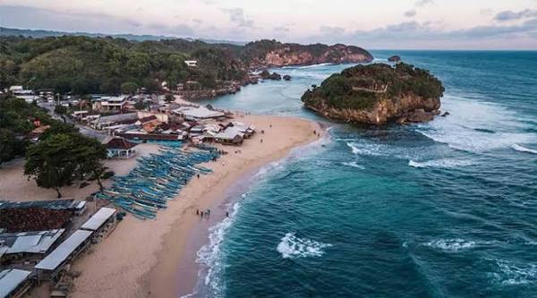 Pantai Pulau Drini, Gunung Kidul-Yogyakarta - Pantai Terindah Di Indonesia