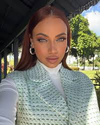 Ser la victima te da atención, pero ser el héroe te da PODER . ✨🩵 No eres  la víctima de tu vida, eres la autora de una historia hermosa que no te