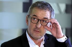 Christophe dechavanne n'est pas ce qu'on pourrait appeler un animateur « typique » des 80's, comme ont pu l'être patrick sabatier ou stéphane collaro. Cette Remarque De Christophe Dechavanne A Une Philosophe Sur France 2 Fait Un Gros Bad Buzz