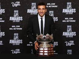 Selke trophy is een ijshockeytrofee in de national hockey league , die jaarlijks wordt uitgereikt aan de aanvaller met het beste verdedigende gedrag. Frank J Selke Award 2013 Jonathan Toews Patrice Beregeron Pavel Datsyuk Named As Finalists Sbnation Com