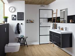 Créer une salle de bain bois est totalement possible, même la sagesse conventionnelle est que le carrelage est le choix idéal pour les surfaces de en fait, vous pouvez faire des choses incroyables avec du bois, même dans la salle de bain. Des Inspirations Pour Une Salle De Bain En Noir Et Bois Joli Place
