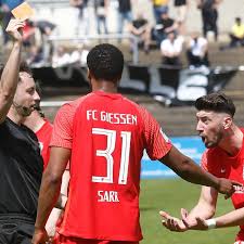 FC Gießen hadert mit Roter Karte für Sarr und Fan-Plakaten