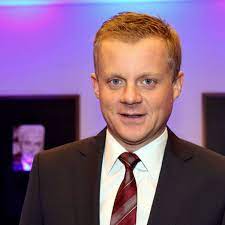 Im dezember 2002 wurde er bereits zum beliebtesten „tagesschau. Marc Bator Will Streit Mit Jan Hofer Beenden Film Tv Serien