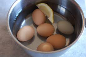 Comment Ecaler Un Oeuf Sans Efforts Astuces Pour Tous Conseils De Cuisine Recettes De Cuisine Cuisson Des Aliments