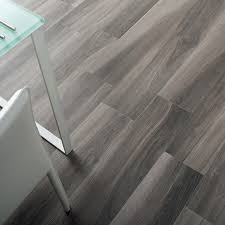 Dal grigio al nero, dal bianco al tortora, il legno è stato rivisitato in tutti i modi. Gres Smalatato Rettificato Effetto Legno Grey Just Color 20x120 Gardenia Orchidea 23 00 Pavimenti In Legno Grigio Pavimenti In Legno Legno Grigio