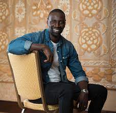 Né le 20 janvier 1978 à trappes, dans les yvelines, omar sy est le fils d'une femme de ménage mauritanienne et d'un père ouvrier. Omar Sy Vom Kind Aus Den Banlieues Zu Monsieur Hollywood Welt