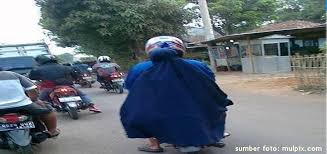 Kami menemukan, perempuan berhijab lebih teredukasi. Datdut Com Anda Wanita Berjilbab Lebar Perhatikan 5 Hal Ini Demi Keamanan Anda Saat Naik Sepeda Motor