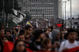 Este movimiento de personas sumados a otros colectivos ha generado afectaciones de movilidad que dejaron sin servicio el portal américas. Consulte Los Puntos De Encuentro Del Paro Nacional