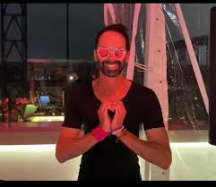 Big thank you to @ alex_cruz of @ british_airways & @ gate_gourmet for inviting @realjunkfood to @ heathrowairport to collaborate/discuss about issues on tackling avoidable # surplusfood w. Alex Cruz Facebook