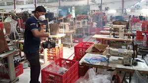6 pekerja di bagian finishing 1 orang f 7 pemilik home industry sepatu 1 orang g 2. Kasus Corona Di Pabrik Sepatu Karanganyar Bertambah Jadi 108 Orang