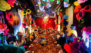 Soudain, elle aperçoit un lapin blanc habillé qui parle à haute voix et qui se faufile dans un terrier. A Lyon Le Chapelier Fou D Alice Au Pays Des Merveilles Vous Convie A Une Tea Gin Party Lyon Secret