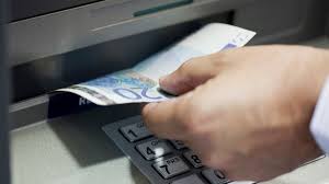 Die teilnehmenden tankstellen weisen die besucher durch aufsteller und schilder auf den neuen service hin. Geld Abheben Banken Legen Mindestbetrage Fest Computer Bild