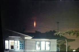 Waktu senja dan ketika pada waktu malam, bahwa sesungguhnya manusia akan melewati fase. Cahaya Merah Terangi Langit Di Pantai Sabah Cetus Misteri
