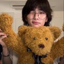 Leeknow and Han didn't receive death threats like Felix and Hyunjin...  That's the only reason why company restricted them to be seen together...  And it's my personal opinion that what company did