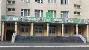 Жители казани приносят их сюда уже несколько дней. V Kazani Proizoshla Strelba Na Territorii Shkoly