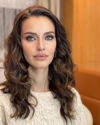 2 şubat 1990 yılında almanya'da dünyaya geldi. Irem Helvacioglu On Instagram In 2021 Turkish Women Beautiful Beauty Long Hair Styles