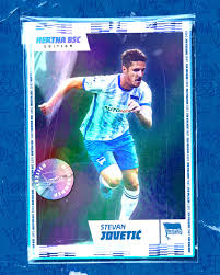 In ihrer unverkennbaren farbe, locken die spieler immer wieder eine menge fans in ihr heimstadion anfield. 9pldvcs1kxc5cm