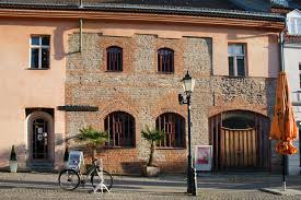 All rooms feature antique marble bathrooms with corner bathtubs for 2 people, and views over the medieval town. Hotel Benn Berlin Spandau Gotisches Haus