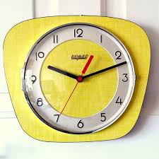 Retro Vintage 60 39 S French Yellow Formica Kitchen Winding Wall Clock Made By Bayard En 2020 Horloges Vintage Horloge Vintage Horloge